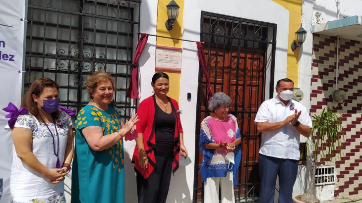 Develan placa de Rosa Torre González, feminista yucateca